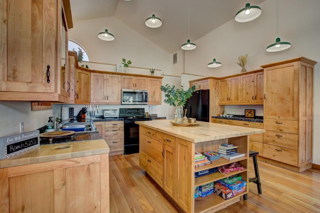 Twin Pines Cabin In Wilderness Ranch On Hwy 21, Amazing Views, 20 Ft Ceilings, Fully Fenced Yard, Pet Friendly, , Go Paddle Boarding At Lucky Peak, Or Snowshoeing In Idaho City And Take In The Hot Springs, Sleeps 10! Бойсе Экстерьер фото